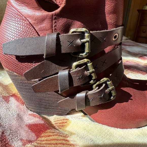 Beautiful OTBT Lasso Booties 8.5 in Red Oak - Picture 2 of 10